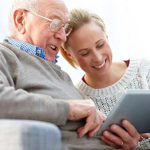 Vater und Tochter benutzen Tablet zuhause